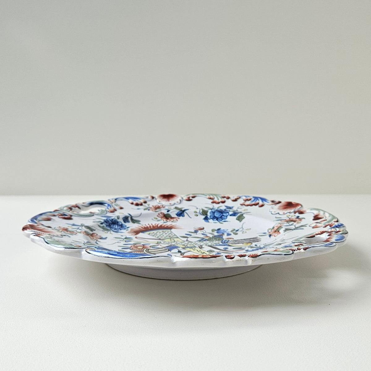 Assiette en faïence – Décor Rouen – Masse Frères / Les Artisans Faïenciers – Desvres, v. 1960