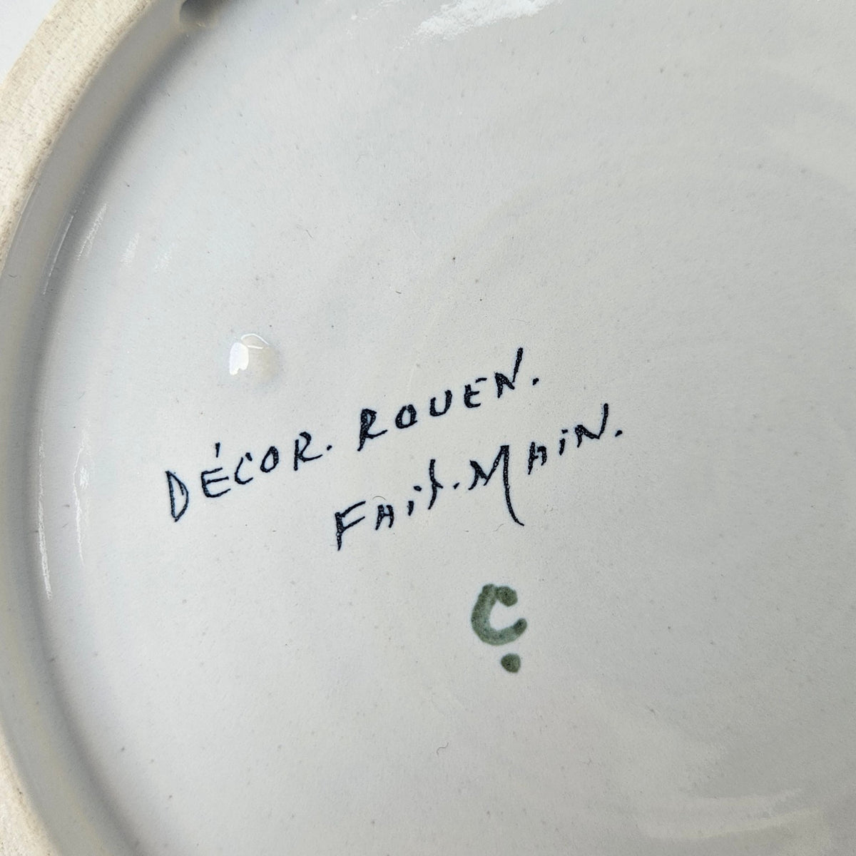 Assiette en faïence – Décor Rouen – Masse Frères / Les Artisans Faïenciers – Desvres, v. 1960