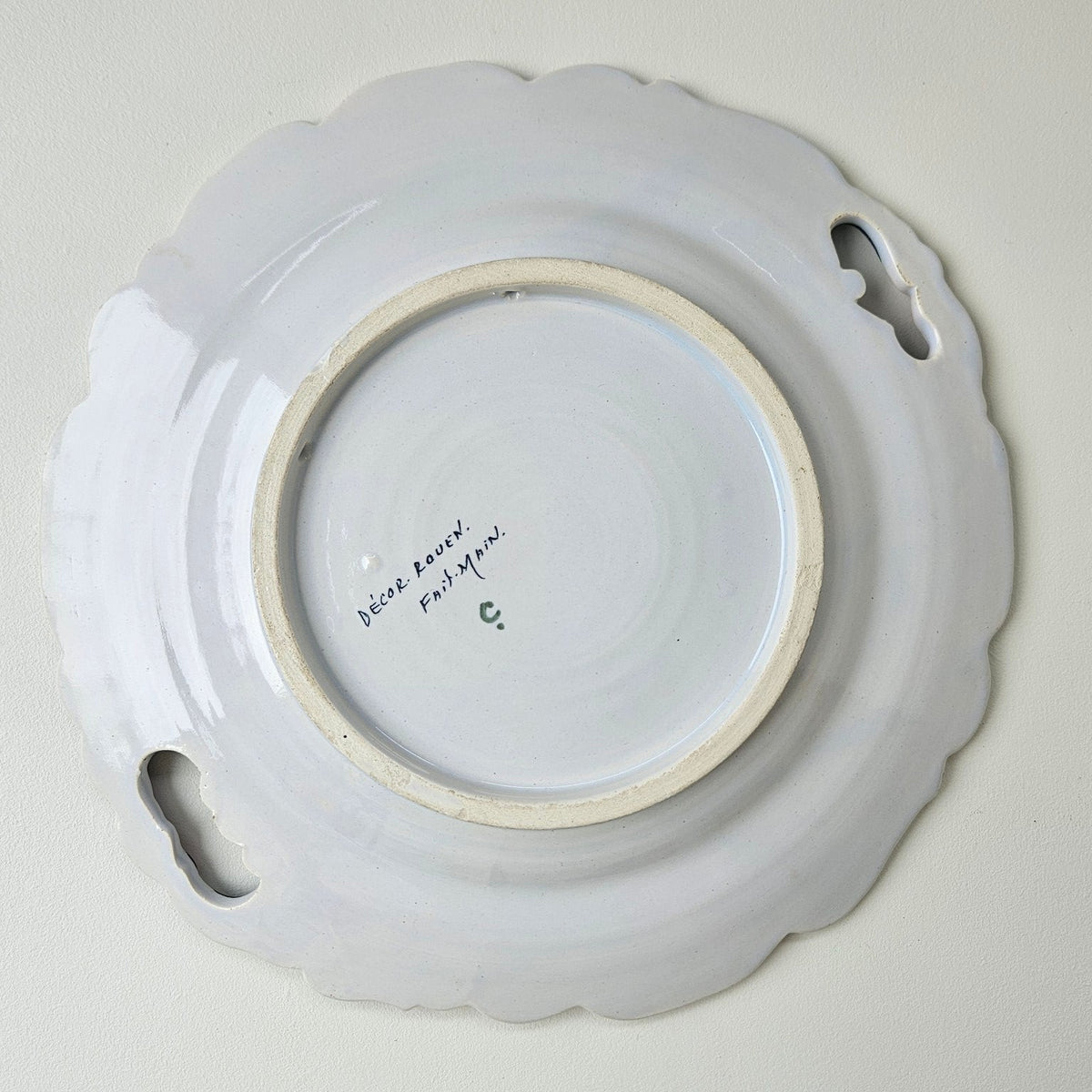 Assiette en faïence – Décor Rouen – Masse Frères / Les Artisans Faïenciers – Desvres, v. 1960