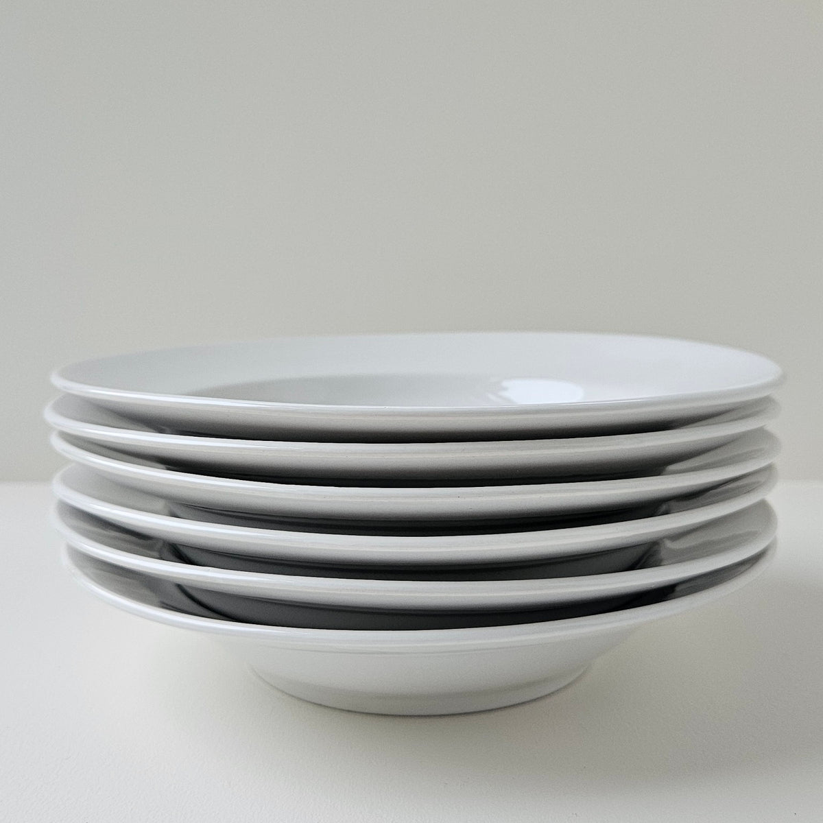 Lot de six assiettes creuses en faïence émaillée – Faïencerie de Gien, v. 1960-1970