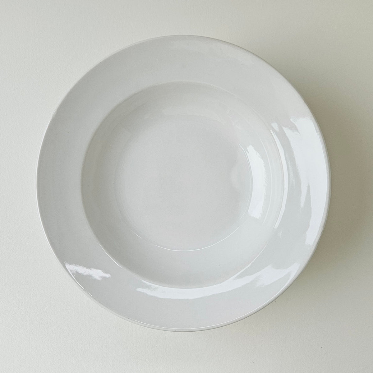 Lot de six assiettes creuses en faïence émaillée – Faïencerie de Gien, v. 1960-1970