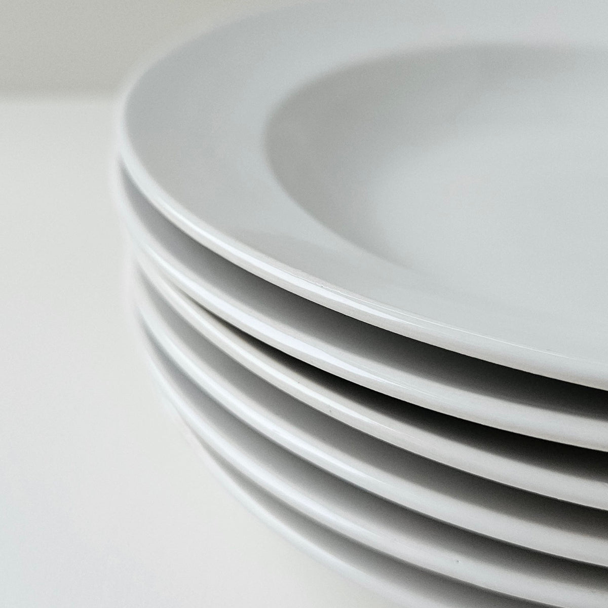 Lot de six assiettes creuses en faïence émaillée – Faïencerie de Gien, v. 1960-1970
