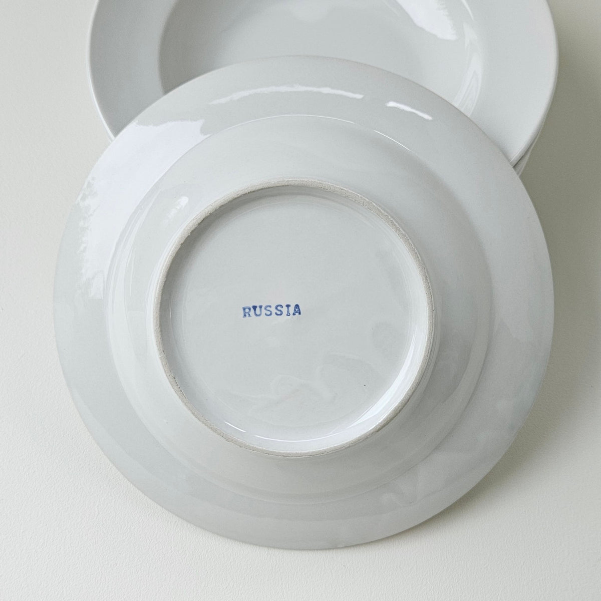 Lot de six assiettes creuses en faïence émaillée – Faïencerie de Gien, v. 1960-1970