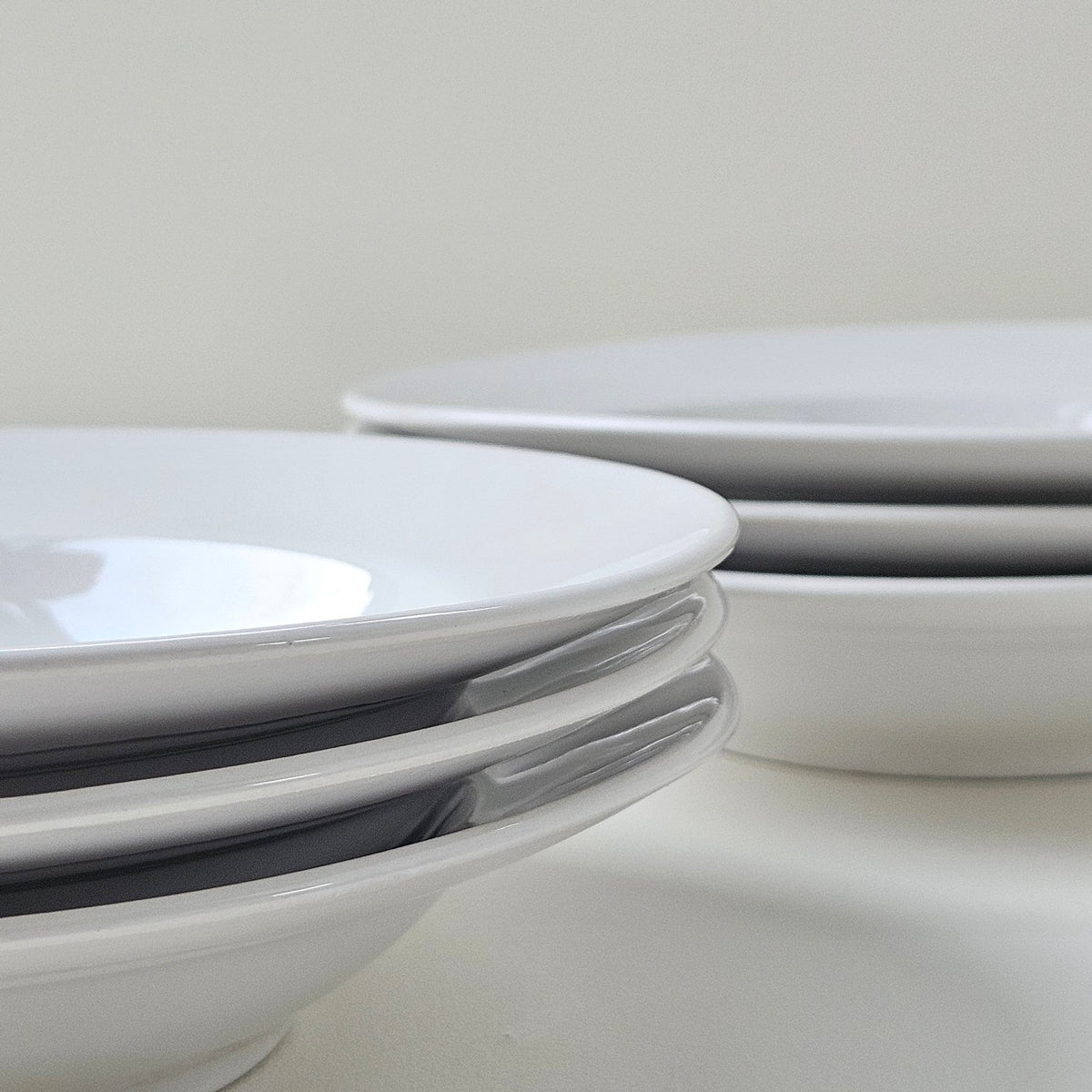 Lot de six assiettes creuses en faïence émaillée – Faïencerie de Gien, v. 1960-1970