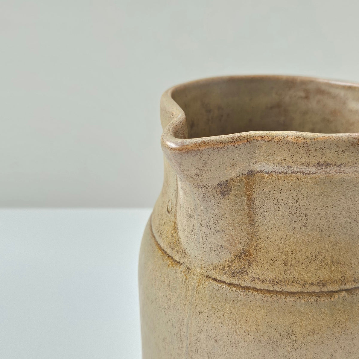 Pichet ancien en grès émaillé – Faïencerie de Digoin, 2e moitié du XXᵉ s.