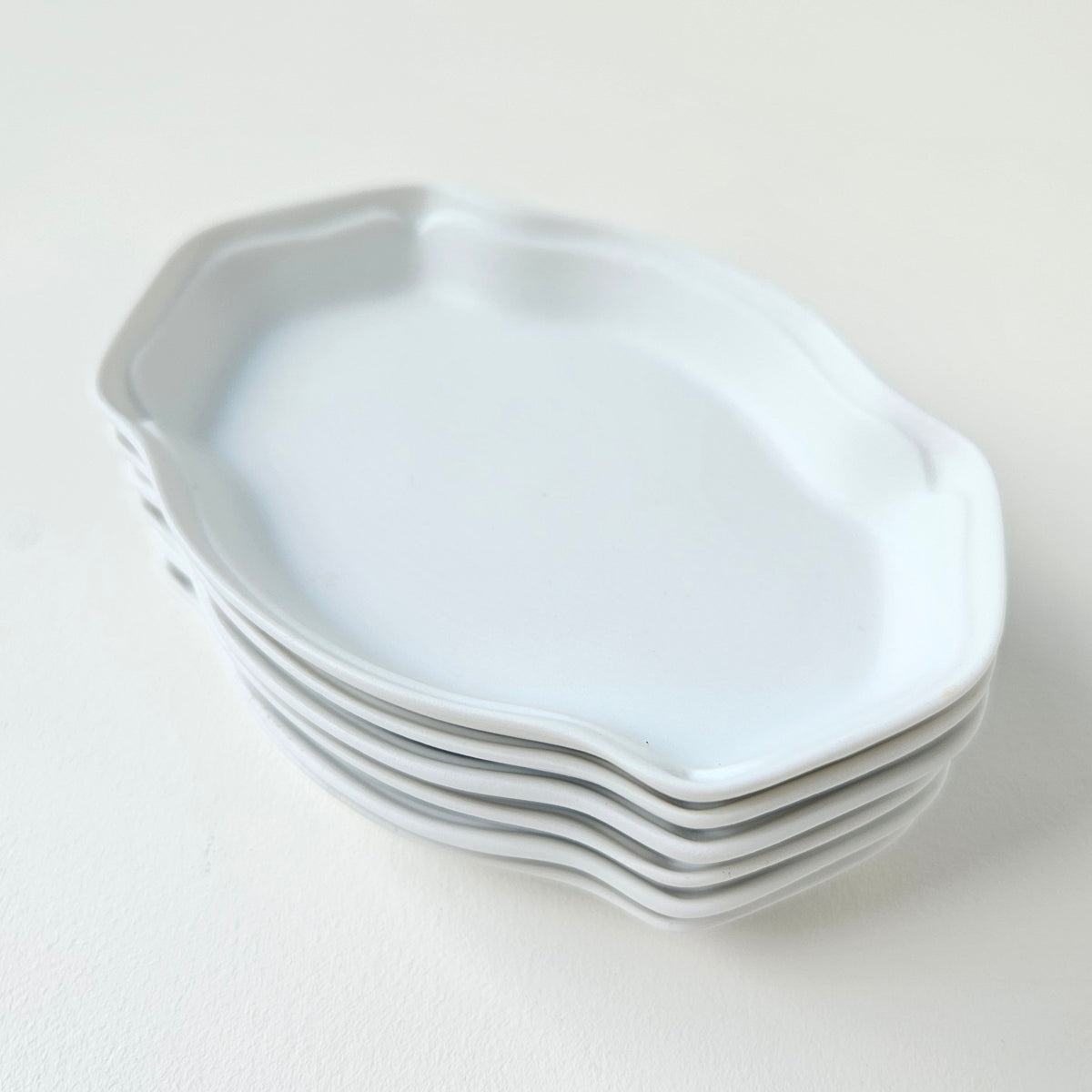 Suite de six coupelles en biscuit de porcelaine de Limoges – Début du XXIe s.