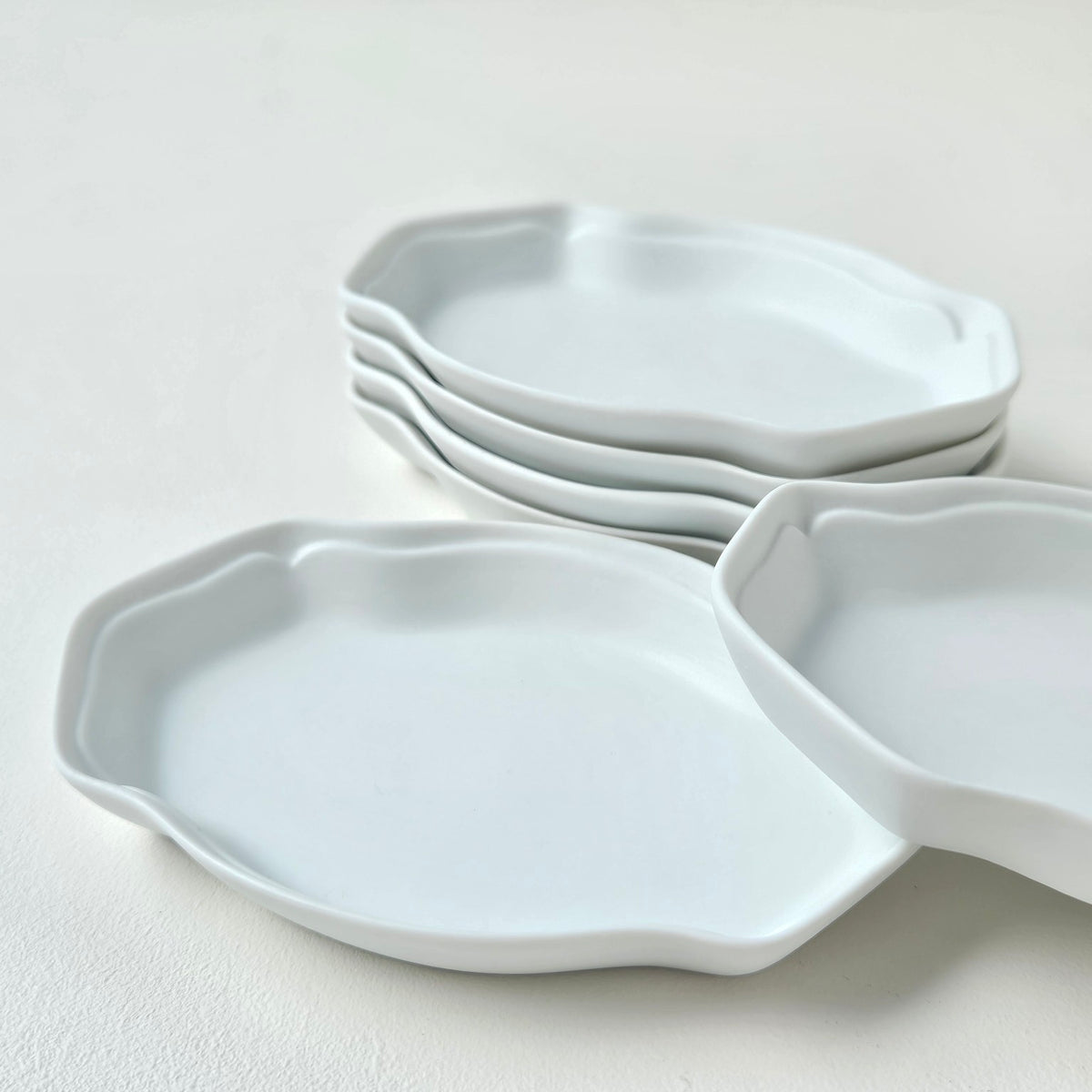 Suite de six coupelles en biscuit de porcelaine de Limoges – Début du XXIe s.