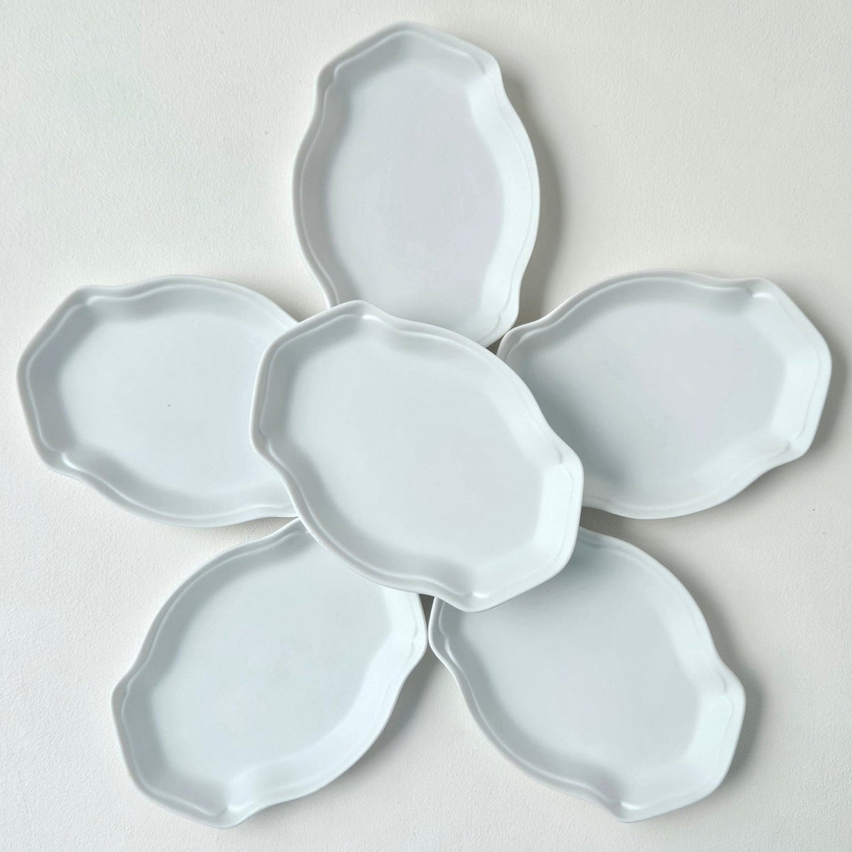 Suite de six coupelles en biscuit de porcelaine de Limoges – Début du XXIe s.