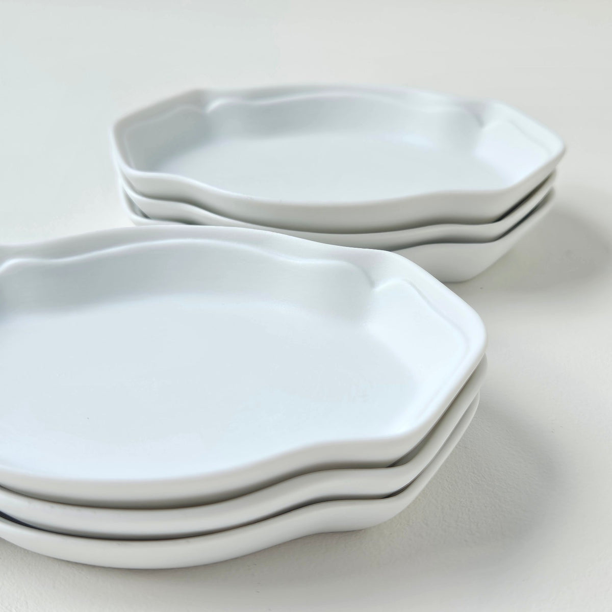 Suite de six coupelles en biscuit de porcelaine de Limoges – Début du XXIe s.