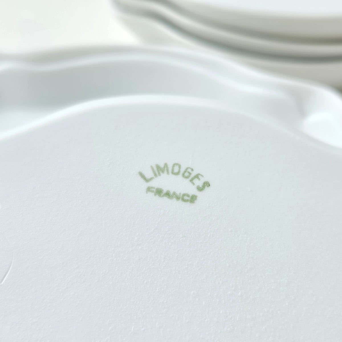 Suite de six coupelles en biscuit de porcelaine de Limoges – Début du XXIe s.