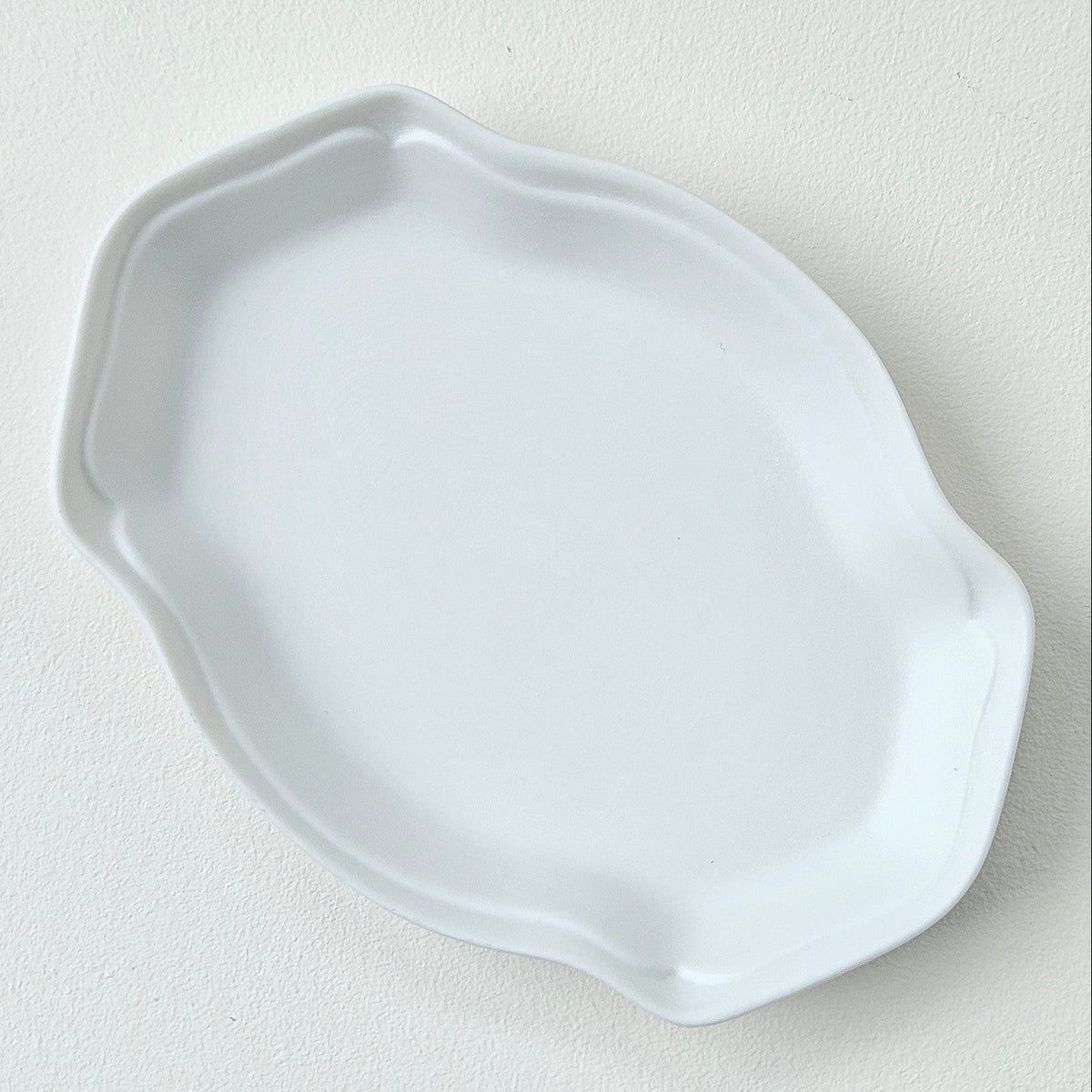 Suite de six coupelles en biscuit de porcelaine de Limoges – Début du XXIe s.