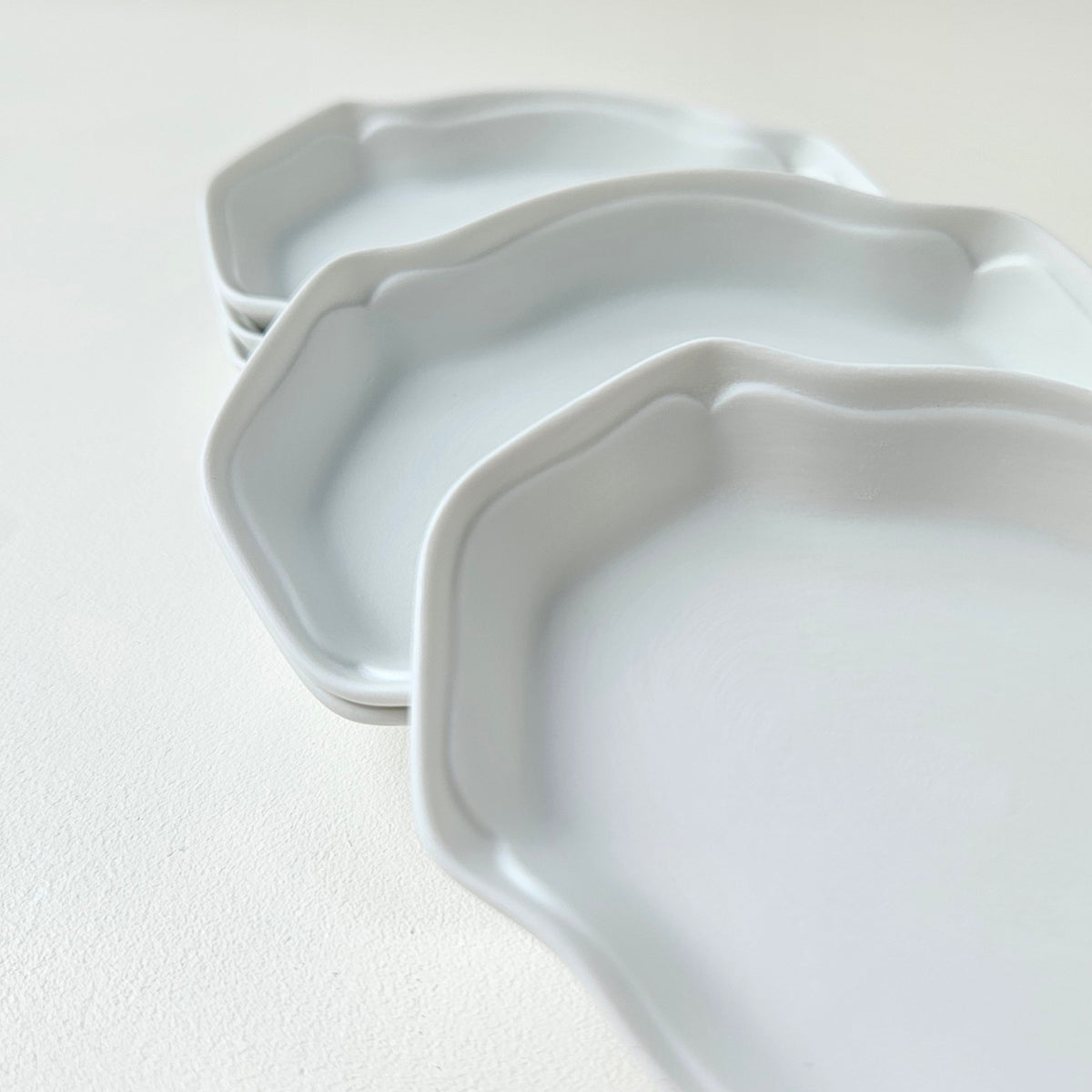 Suite de six coupelles en biscuit de porcelaine de Limoges – Début du XXIe s.