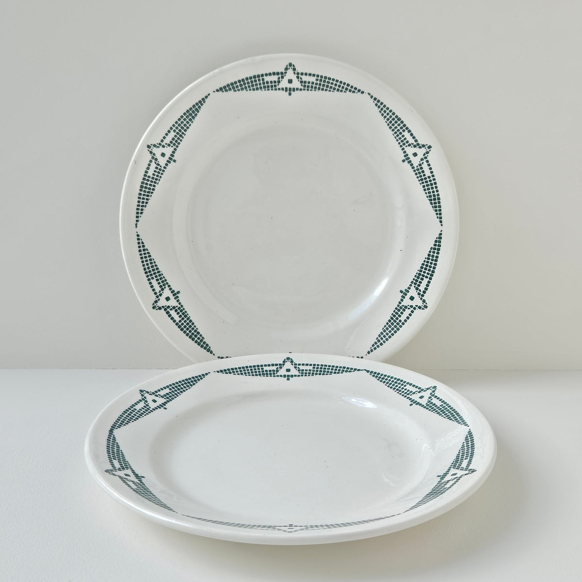 Lot de deux assiettes en faïence fine – P. Taurion et B. d'Albis – Limoges, v. 1920