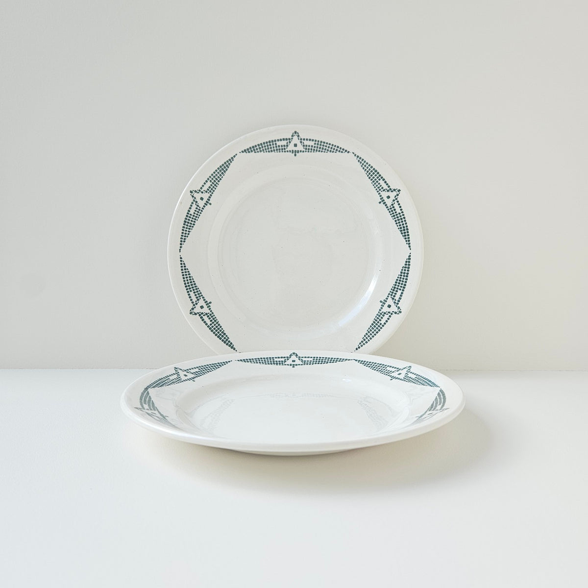Lot de deux assiettes en faïence fine – P. Taurion et B. d'Albis – Limoges, v. 1920