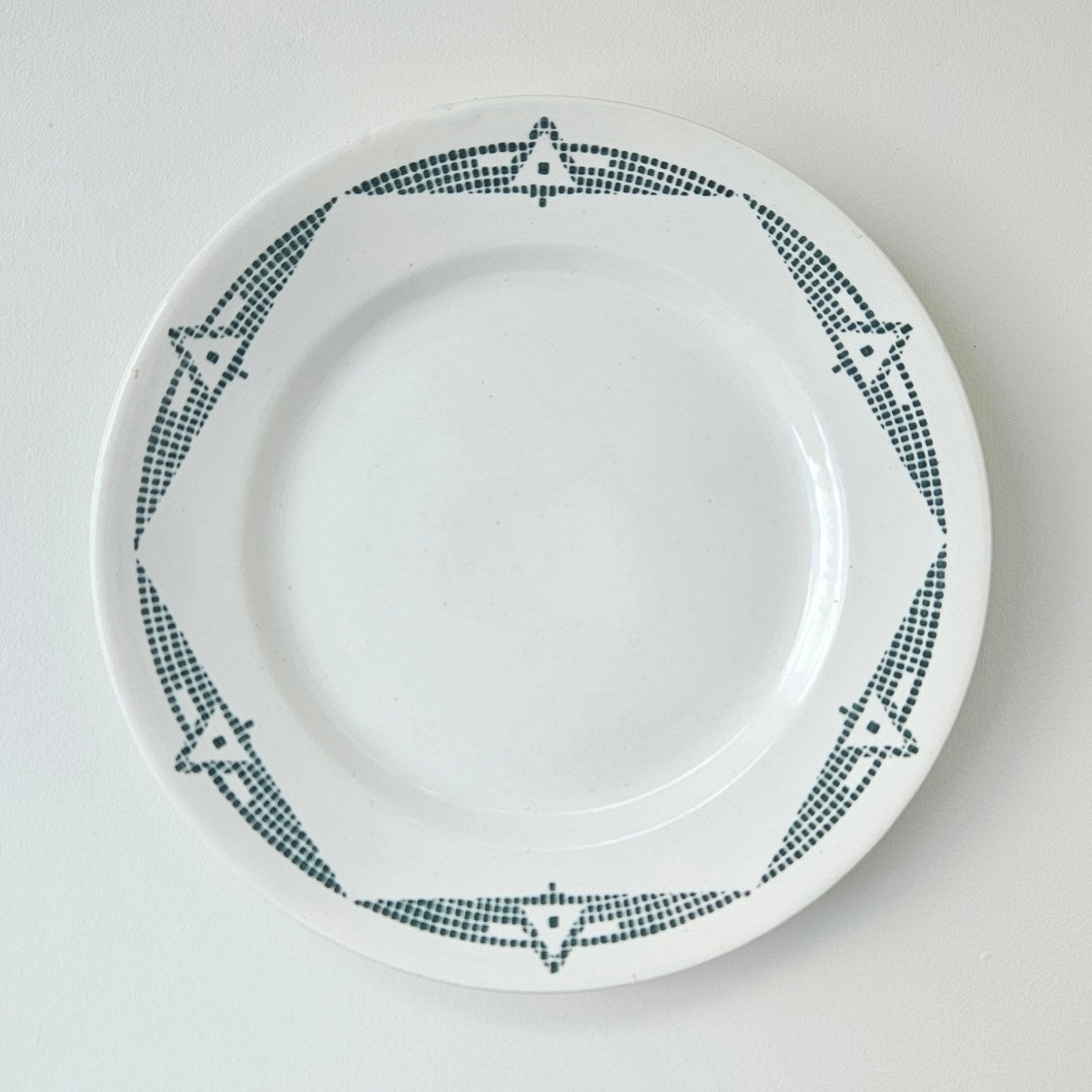 Lot de deux assiettes en faïence fine – P. Taurion et B. d'Albis – Limoges, v. 1920