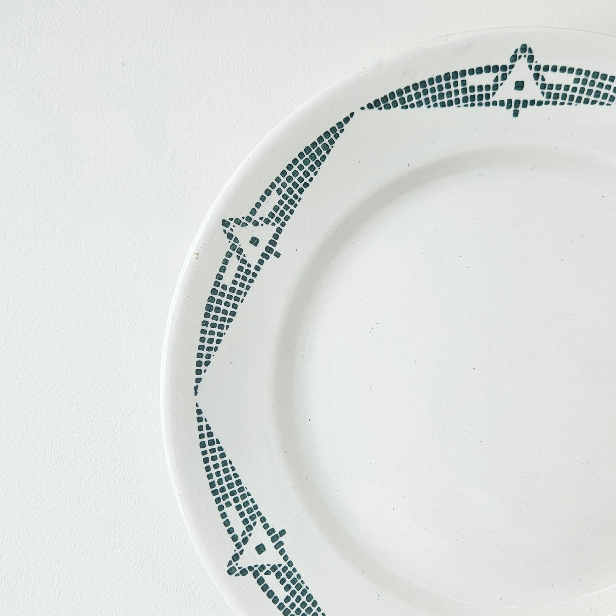 Lot de deux assiettes en faïence fine – P. Taurion et B. d'Albis – Limoges, v. 1920