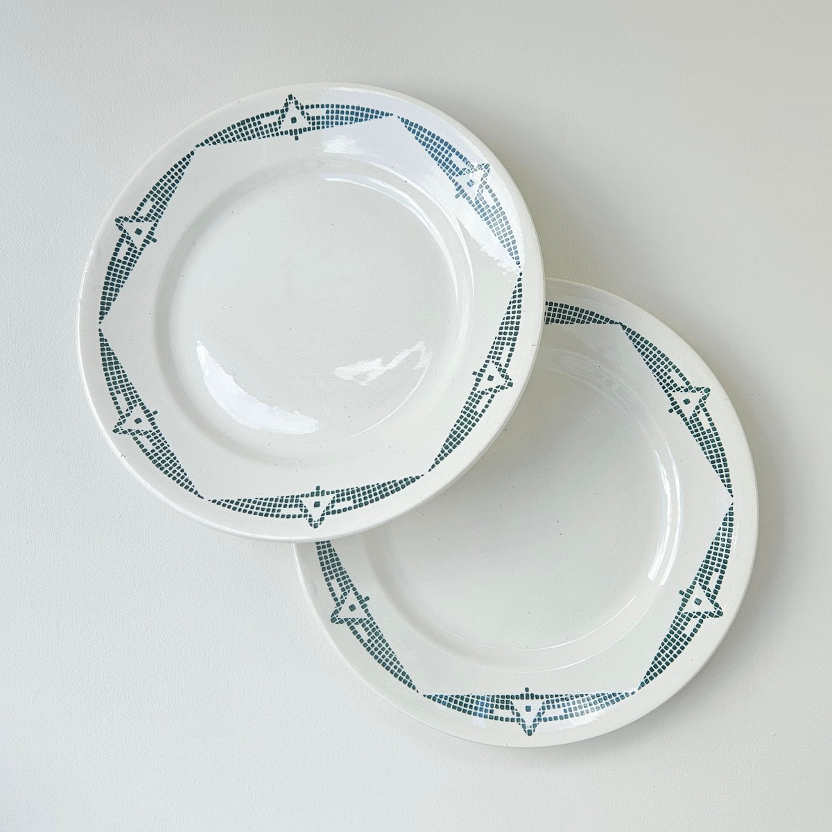 Lot de deux assiettes en faïence fine – P. Taurion et B. d'Albis – Limoges, v. 1920