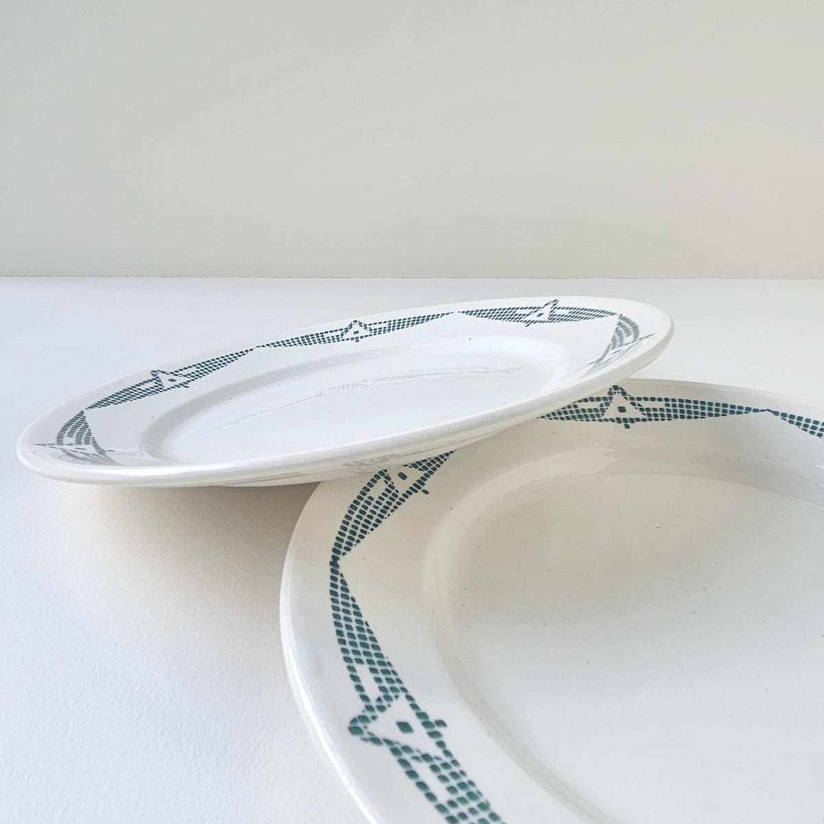 Lot de deux assiettes en faïence fine – P. Taurion et B. d'Albis – Limoges, v. 1920