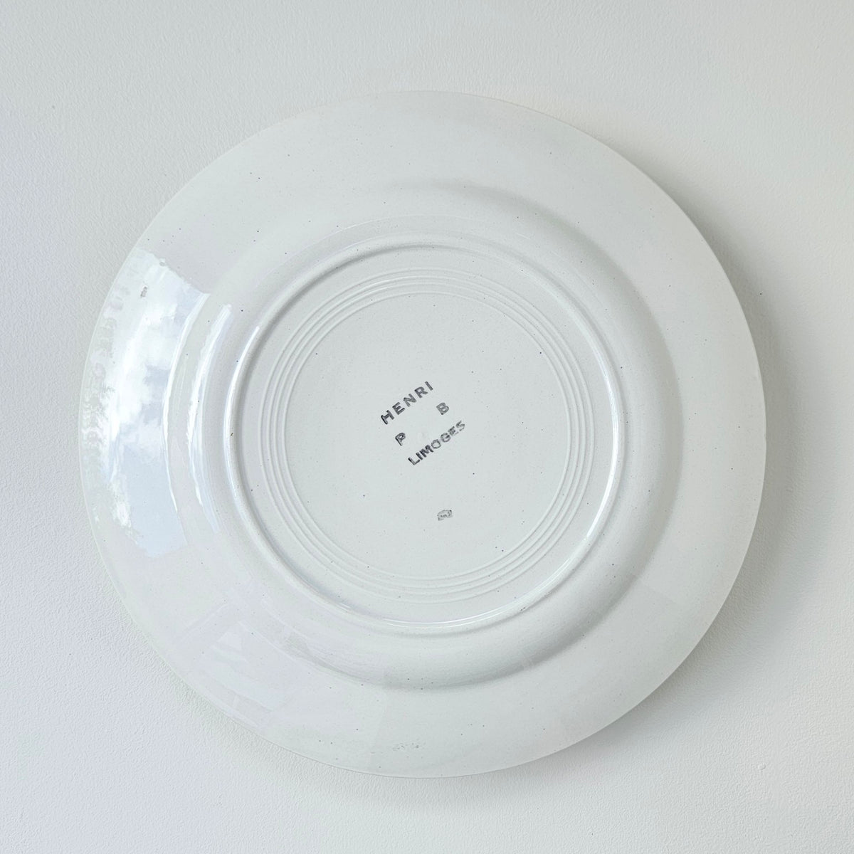 Lot de deux assiettes en faïence fine – P. Taurion et B. d'Albis – Limoges, v. 1920