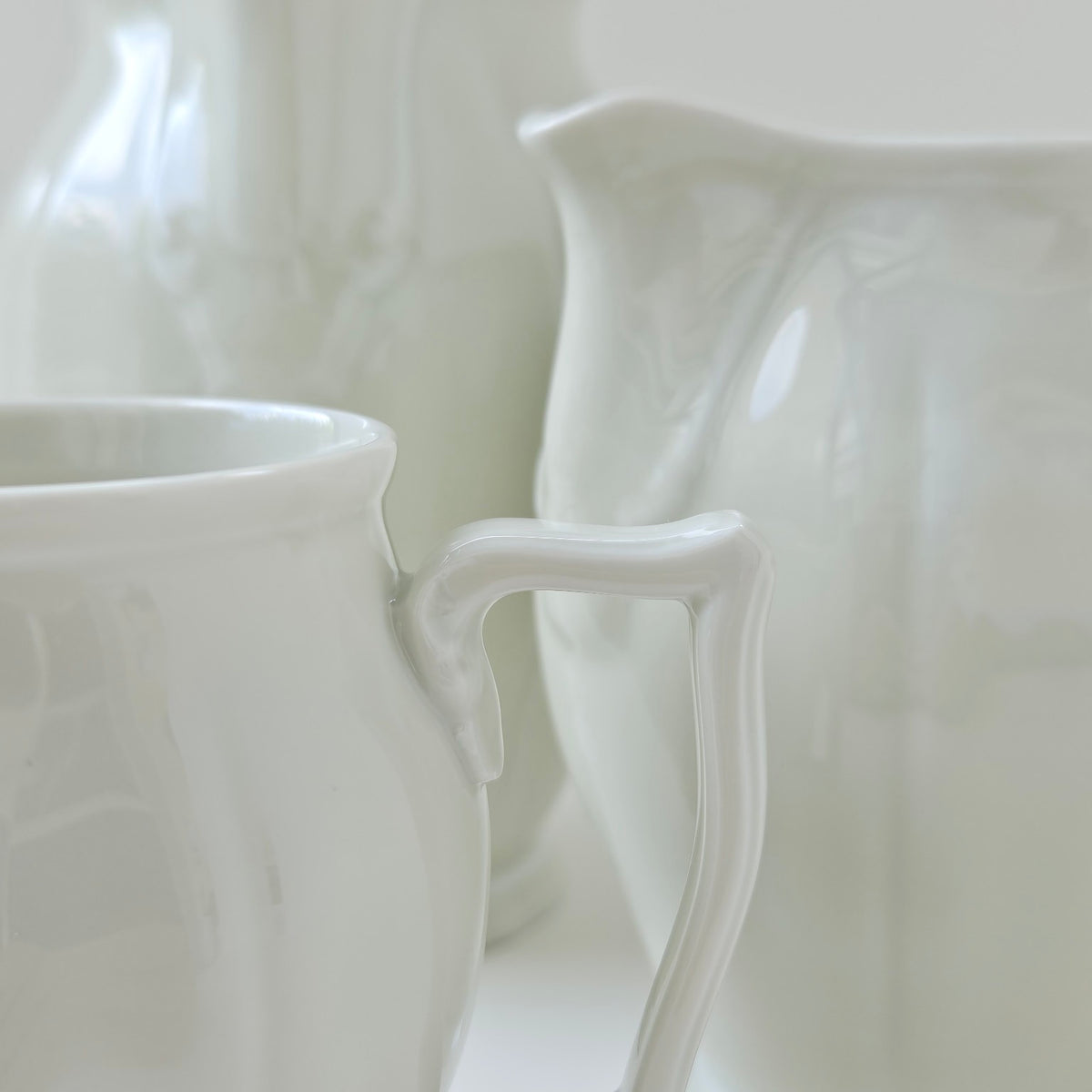 Lot de trois pièces en porcelaine émaillée ivoire – Manufacture Raynaud – Limoges, Fin du XXᵉ s.