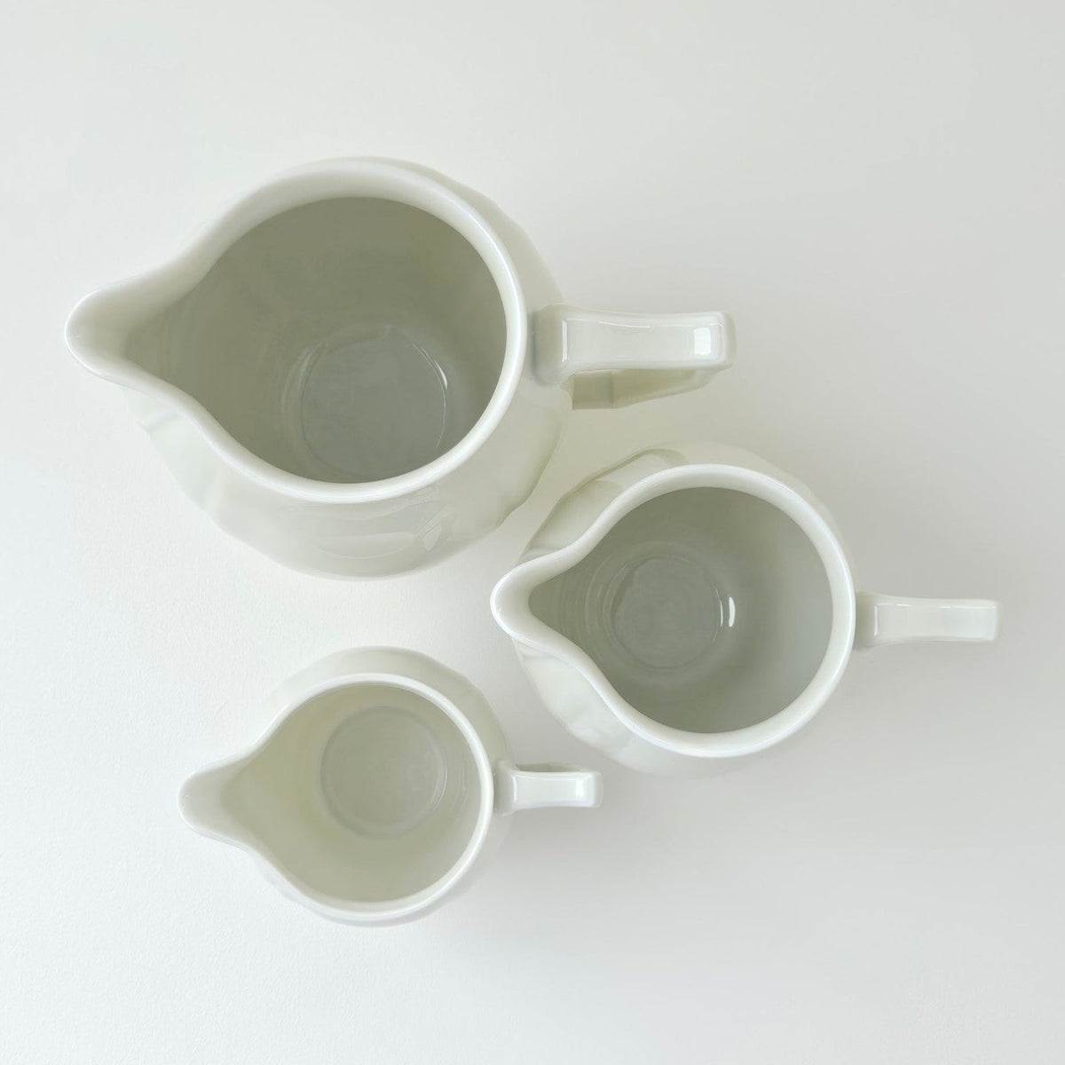 Lot de trois pièces en porcelaine émaillée ivoire – Manufacture Raynaud – Limoges, Fin du XXᵉ s.