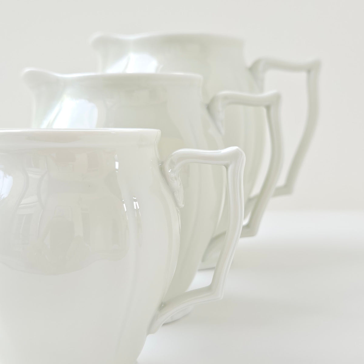 Lot de trois pièces en porcelaine émaillée ivoire – Manufacture Raynaud – Limoges, Fin du XXᵉ s.