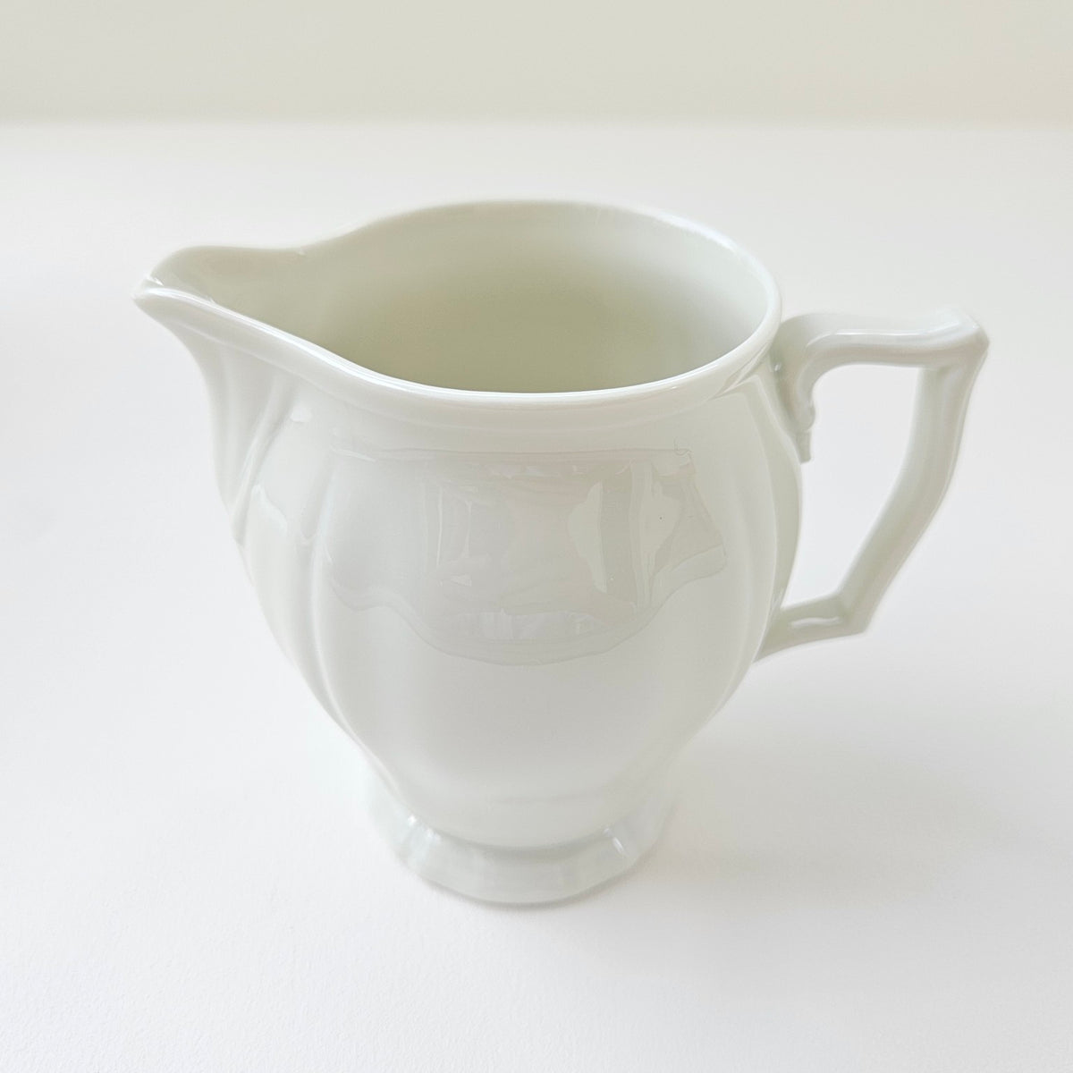 Lot de trois pièces en porcelaine émaillée ivoire – Manufacture Raynaud – Limoges, Fin du XXᵉ s.