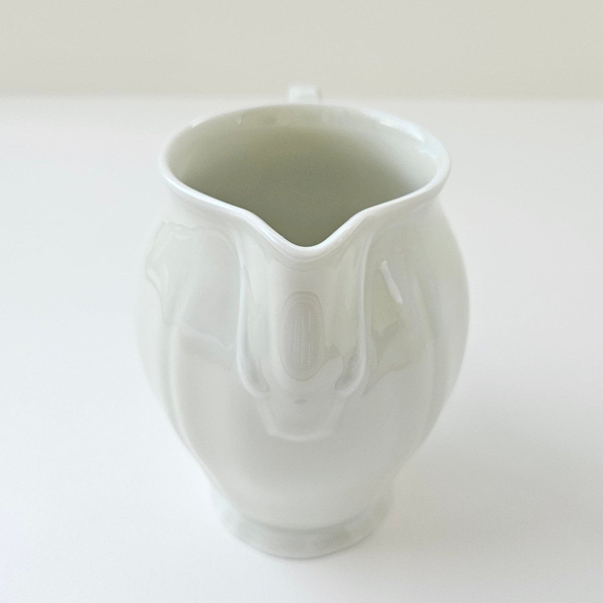 Lot de trois pièces en porcelaine émaillée ivoire – Manufacture Raynaud – Limoges, Fin du XXᵉ s.