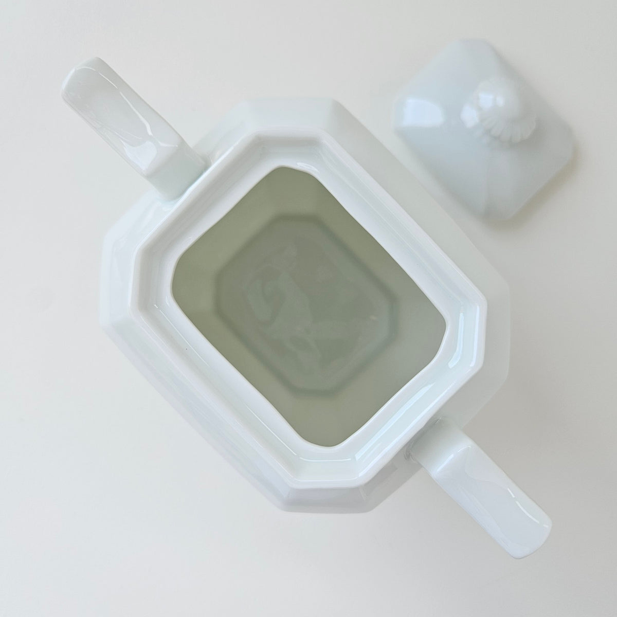 Grand sucrier couvert – Manufacture Raynaud – Limoges, 2e moitié du XXᵉ s.