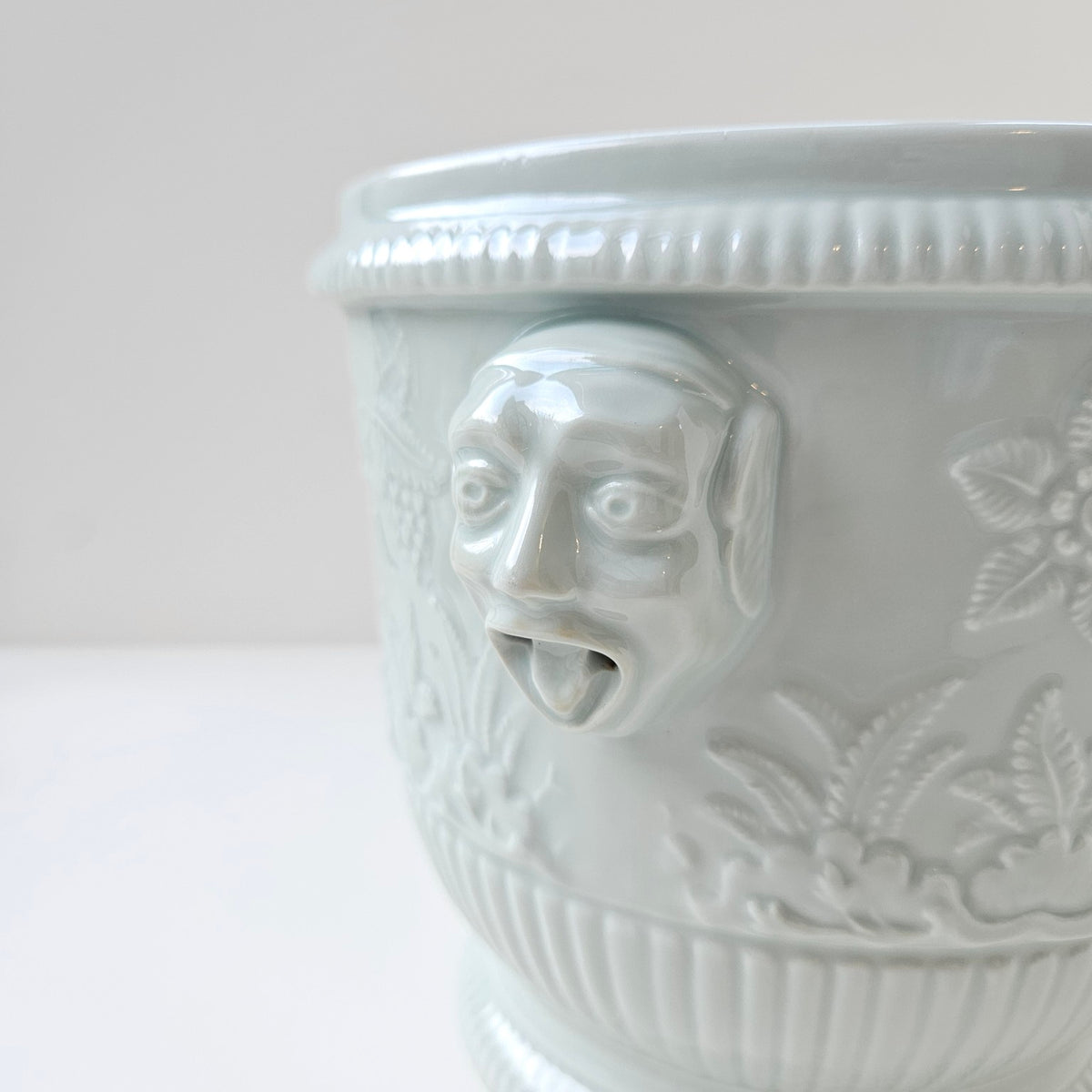 Cache-pot en porcelaine céladon – Limoges, 2e moitié du XXᵉ s.