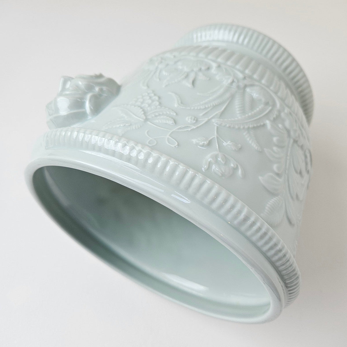 Cache-pot en porcelaine céladon – Limoges, 2e moitié du XXᵉ s.