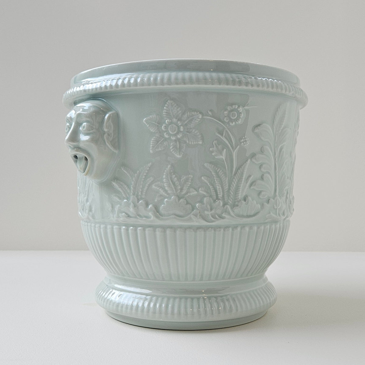 Cache-pot en porcelaine céladon – Limoges, 2e moitié du XXᵉ s.