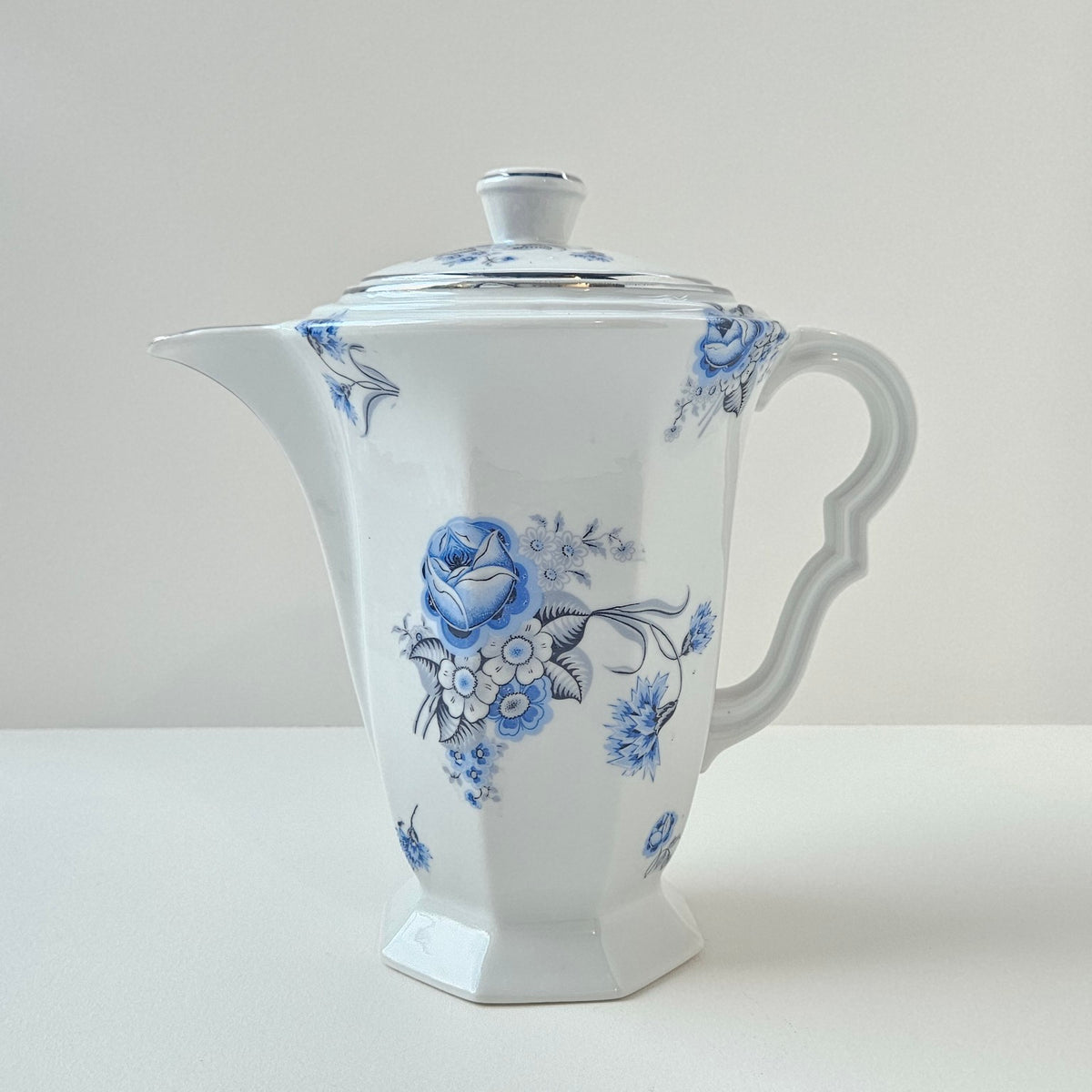 Verseuse / Cafetière en porcelaine fine – F. G. (Décorateur) – Limoges, v. 1950