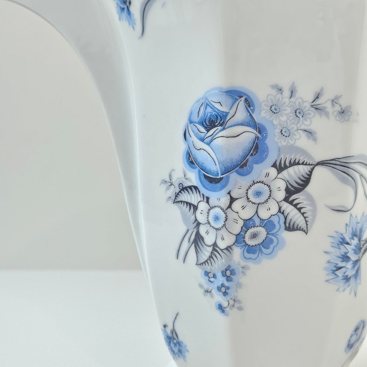 Verseuse / Cafetière en porcelaine fine – F. G. (Décorateur) – Limoges, v. 1950