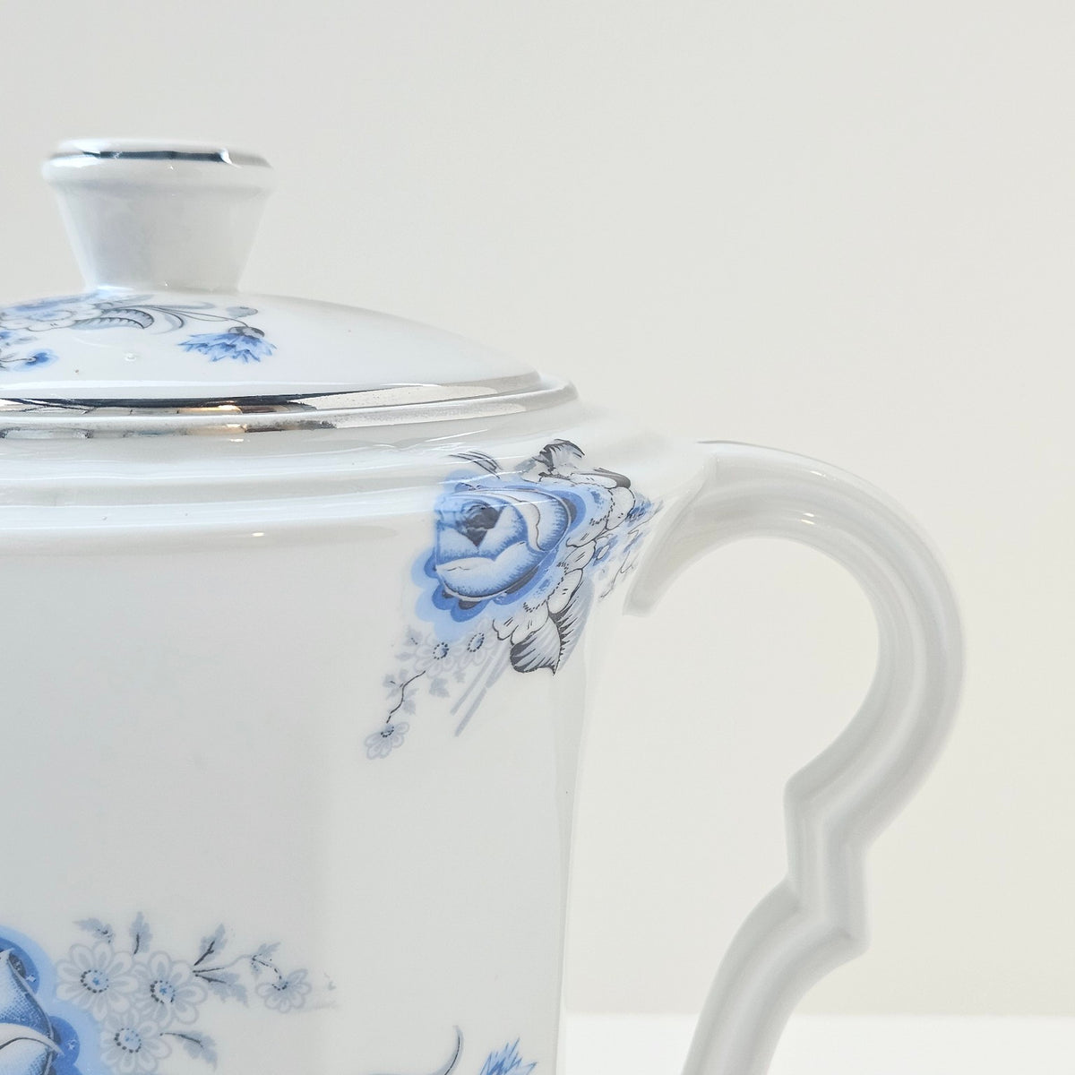Verseuse / Cafetière en porcelaine fine – F. G. (Décorateur) – Limoges, v. 1950