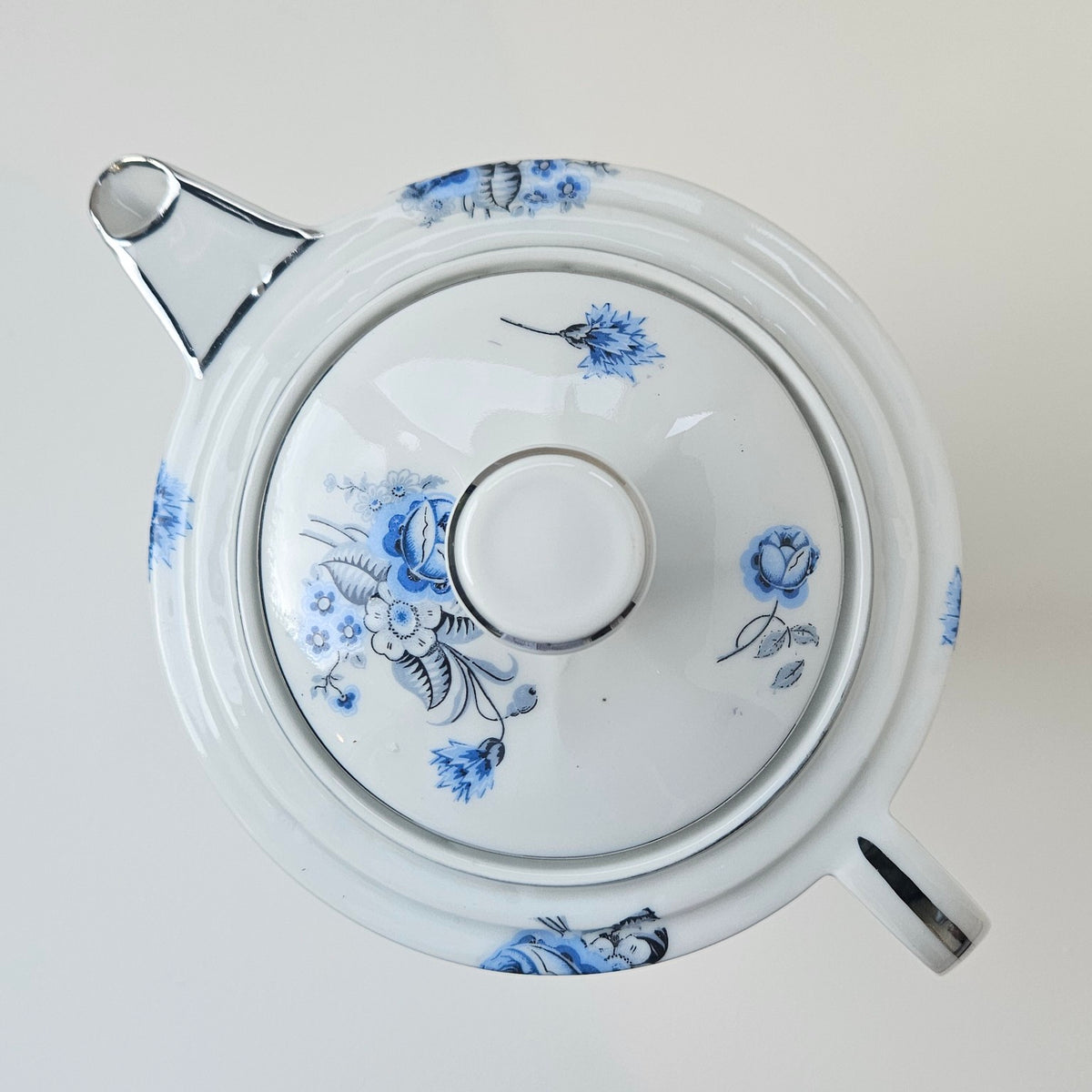Verseuse / Cafetière en porcelaine fine – F. G. (Décorateur) – Limoges, v. 1950