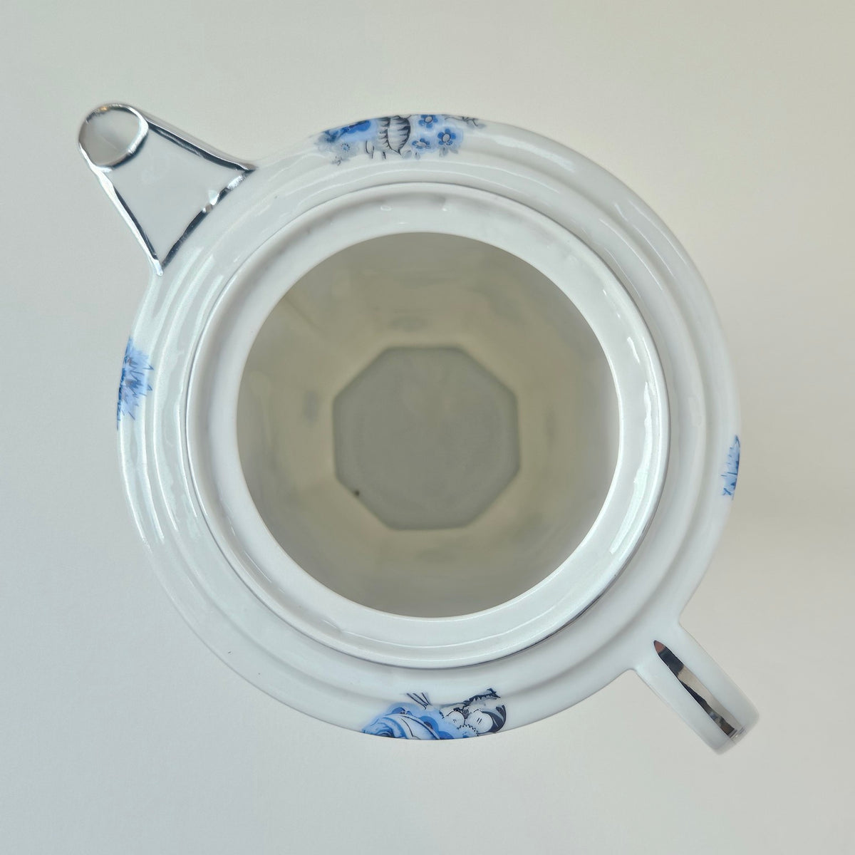 Verseuse / Cafetière en porcelaine fine – F. G. (Décorateur) – Limoges, v. 1950
