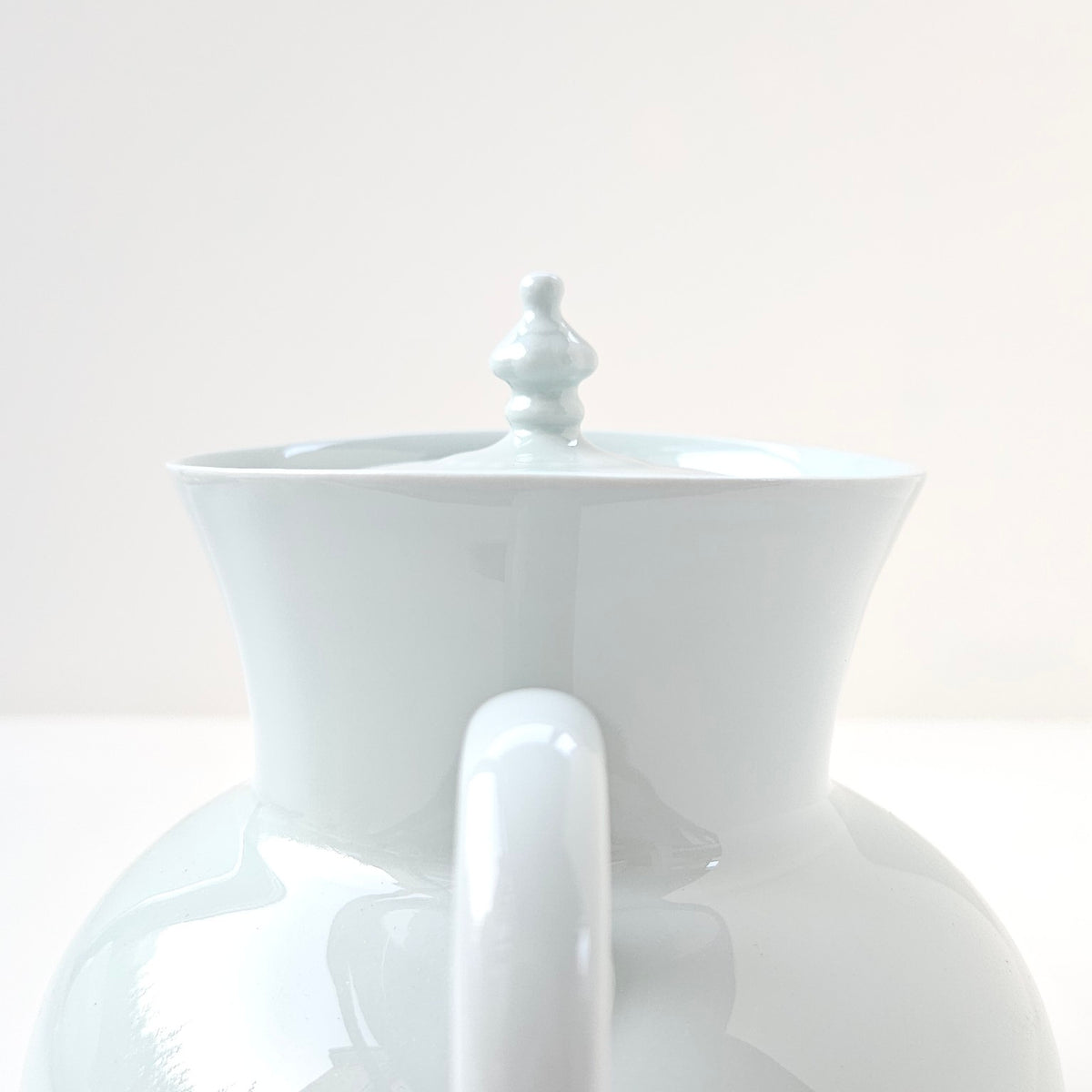 Théière en porcelaine céladon – Manufacture Haviland – Limoges, XXIe s.