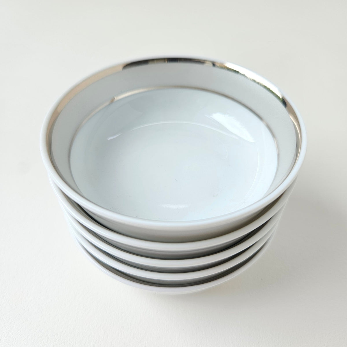 Ensemble de cinq coupelles plates – Clair de Lune – Manufacture Haviland – Limoges, XXIe s.