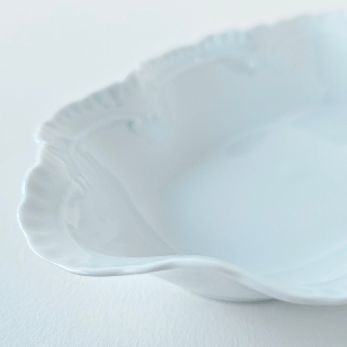Vide-poche à bord festonné en porcelaine fine – Limoges, 2e moitié du XXᵉ s.