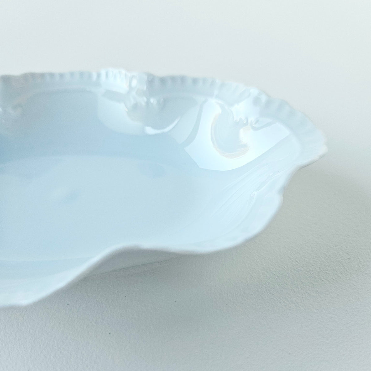 Vide-poche à bord festonné en porcelaine fine – Limoges, 2e moitié du XXᵉ s.