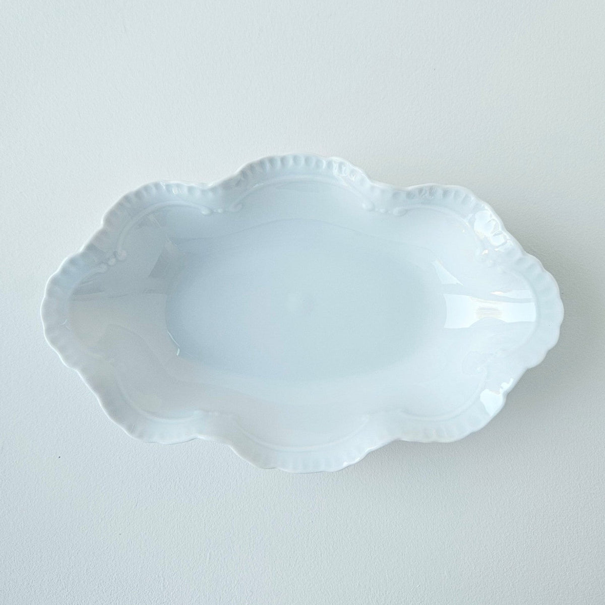 Vide-poche à bord festonné en porcelaine fine – Limoges, 2e moitié du XXᵉ s.