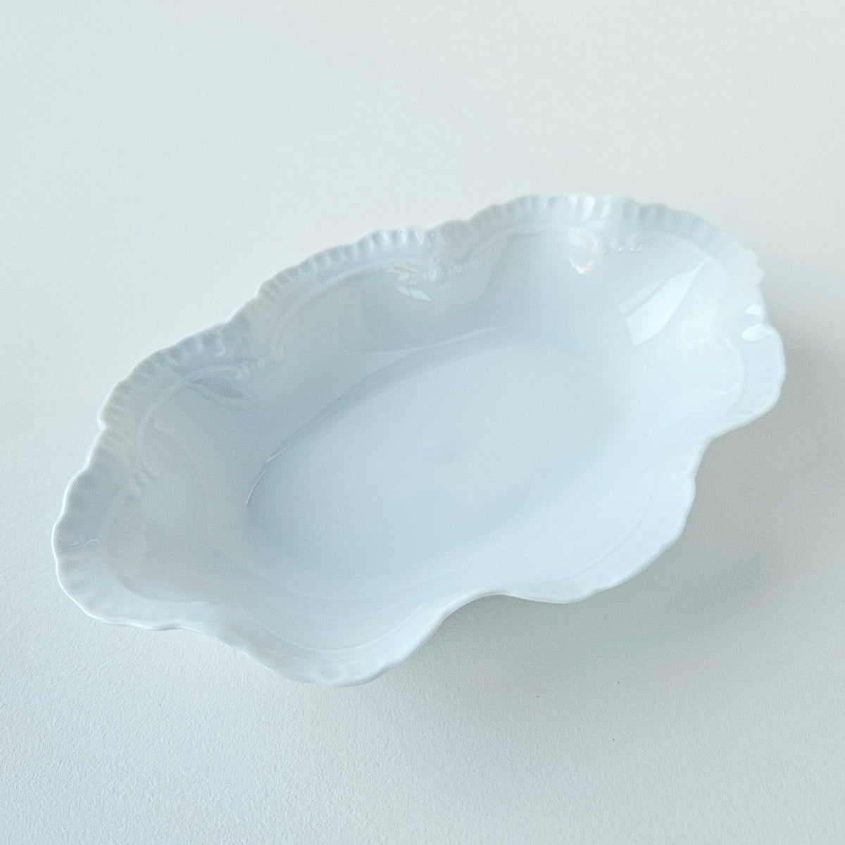 Vide-poche à bord festonné en porcelaine fine – Limoges, 2e moitié du XXᵉ s.