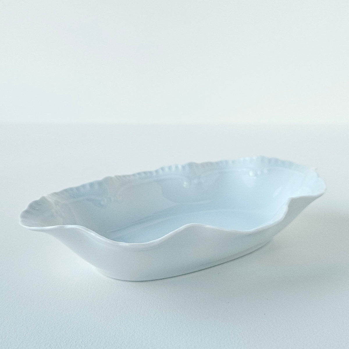 Vide-poche à bord festonné en porcelaine fine – Limoges, 2e moitié du XXᵉ s.