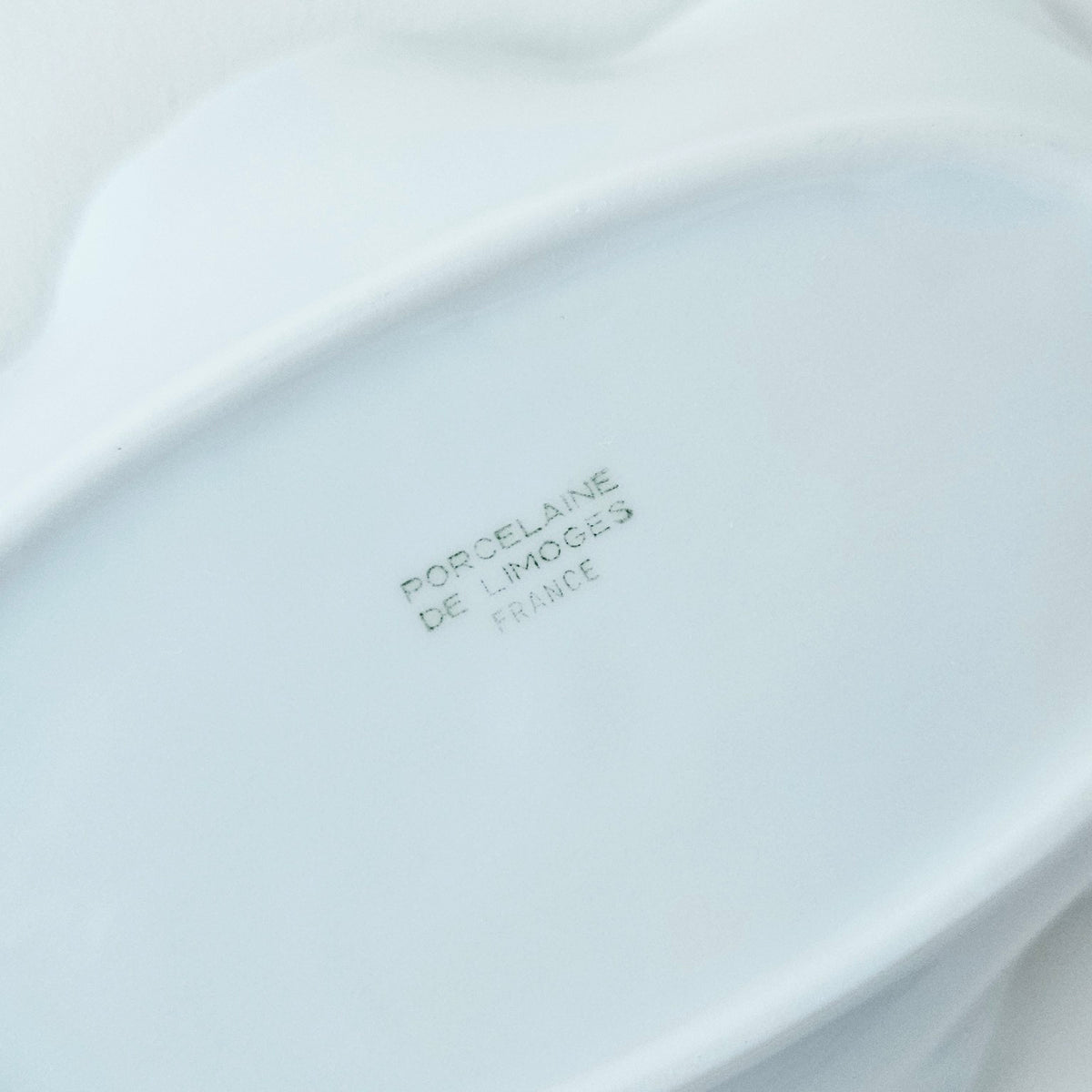 Vide-poche à bord festonné en porcelaine fine – Limoges, 2e moitié du XXᵉ s.