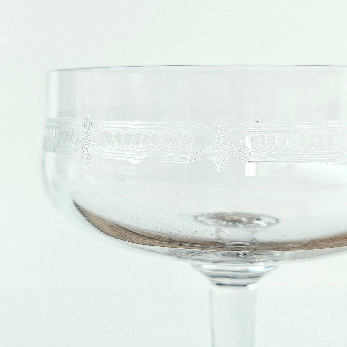 Paire de coupes à champagne en verre transparent à décor gravé – France (probable), v. 1950