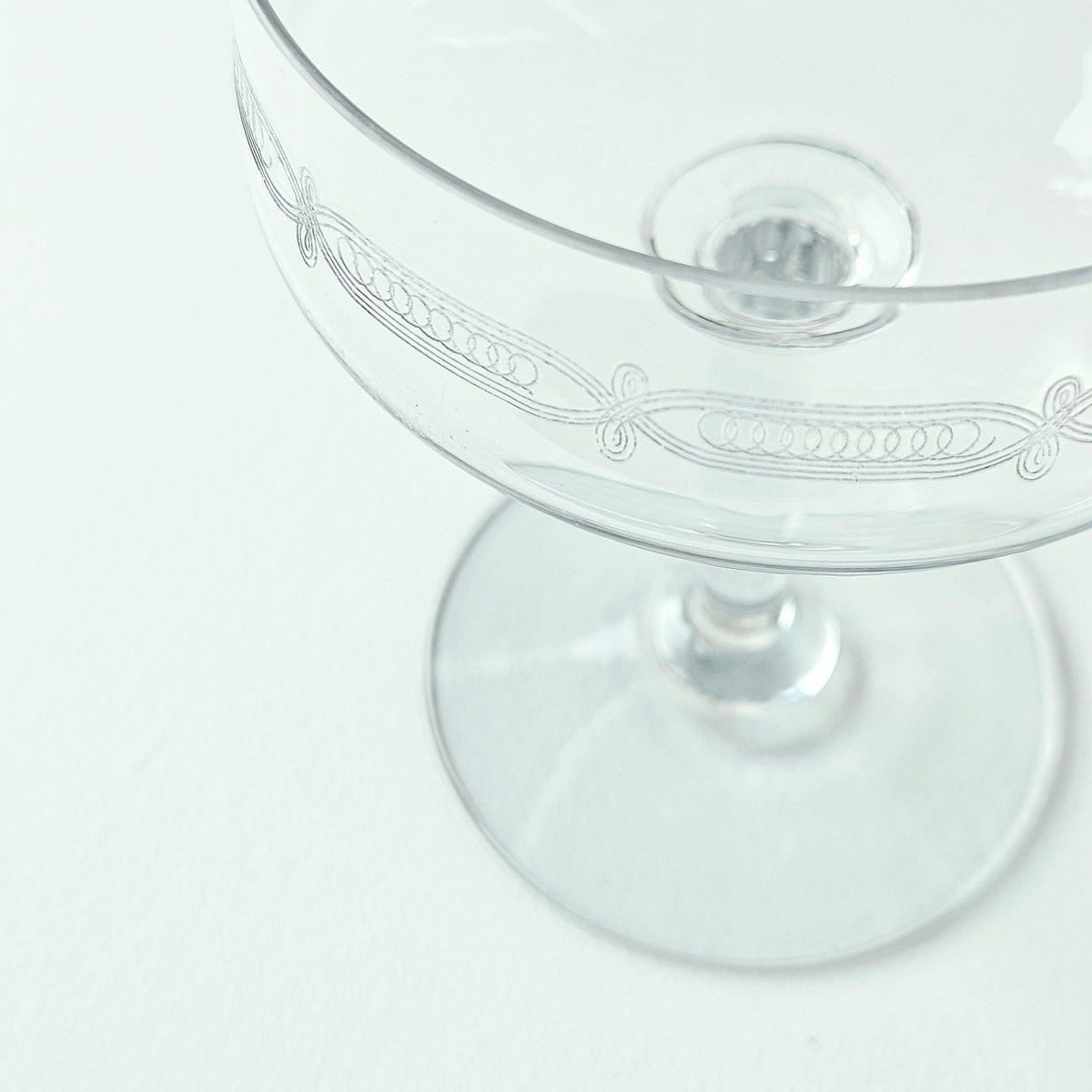 Paire de coupes à champagne en verre transparent à décor gravé – France (probable), v. 1950