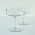 Paire de coupes à champagne en verre transparent à décor gravé – France (probable), v. 1950