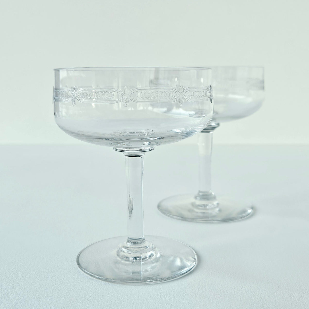 Paire de coupes à champagne en verre transparent à décor gravé – France (probable), v. 1950