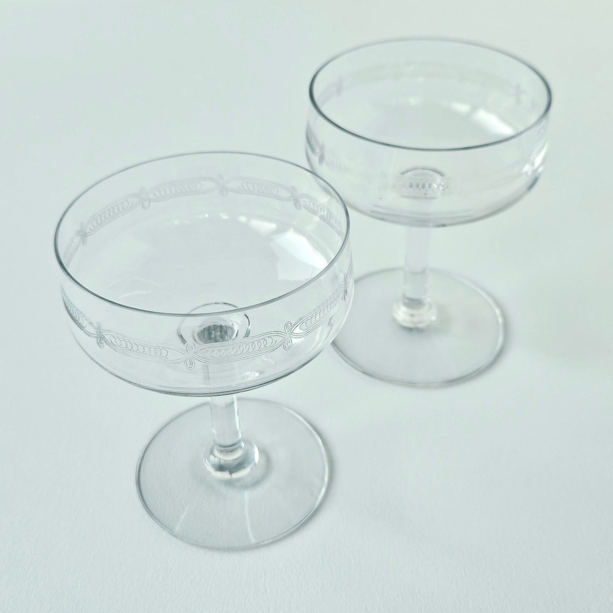 Paire de coupes à champagne en verre transparent à décor gravé – France (probable), v. 1950